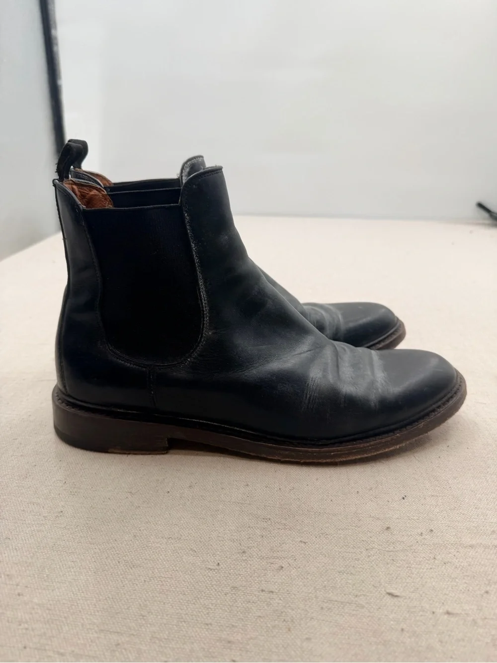 Frye Black Leather Chelsea Boots for Men - Classic Slip-On Style